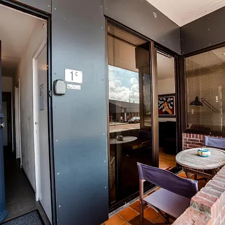 Sunset Boulevard Apartment *